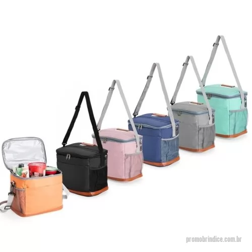 Bolsa térmica personalizada - Bolsa térmica confeccionada em Oxford impermeável, com detalhes em couro sintético, fechamento em zíper e capacidade de até 11 litros. Possui revestimento interno em PEVA, que proporciona a conservação de temperatura de alimentos e bebidas por mais tempo. Conta com bolso frontal aberto, dois laterais em tela de nylon com elástico, alça de mão, alça transversal ajustável e abridor de garrafas em inox fixado em uma das laterais.  Altura :  22 cm  Largura :  28 cm  Profundidade :  19 cm