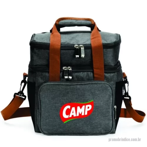 Bolsa térmica personalizada - Bolsa térmica Personalizada 8287 com sua logomarca. 20 anos ajudando a cotar Brindes Promocionais com várias empresas num único clique. Descrição: Bolsa térmica dupla em poliéster 300D resistente à água e capacidade total de 15 litros. Possui dois compartimentos térmicos: um inferior, com revestimento em PEVA soldado (não vaza) que comporta até 11 litros e outro, em alumínio, com espaço para até 3 litros. Conta ainda com bolso frontal de 1 litro, bolsos laterais em tela, alças de mão com suporte de juntura e alça transversal regulável e removível.  Altura :  26 cm  Largura :  25 cm  Profundidade :  19 cmDescrição: Bolsa térmica dupla em poliéster 300D resistente à água e capacidade total de 15 litros. Possui dois compartimentos térmicos: um inferior, com revestimento em PEVA soldado (não vaza) que comporta até 11 litros e outro, em alumínio, com espaço para até 3 litros. Conta ainda com bolso frontal de 1 litro, bolsos laterais em tela, alças de mão com suporte de juntura e alça transversal regulável e removível.  Altura :  26 cm  Largura :  25 cm  Profundidade :  19 cmBolsa térmica Personalizada, 180221, Skill Brindes. Clique e Cote no Portal PromoBríndice!