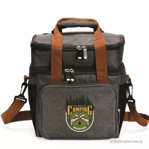 Bolsa térmica personalizada - Bolsa térmica Personalizada 8287 com sua logomarca. 20 anos ajudando a cotar Brindes Promocionais com várias empresas num único clique. Descrição: Bolsa térmica dupla em poliéster 300D resistente à água e capacidade total de 15 litros. Possui dois compartimentos térmicos: um inferior, com revestimento em PEVA soldado (não vaza) que comporta até 11 litros e outro, em alumínio, com espaço para até 3 litros. Conta ainda com bolso frontal de 1 litro, bolsos laterais em tela, alças de mão com suporte de juntura e alça transversal regulável e removível.  Altura :  26 cm  Largura :  25 cm  Profundidade :  19 cmDescrição: Bolsa térmica dupla em poliéster 300D resistente à água e capacidade total de 15 litros. Possui dois compartimentos térmicos: um inferior, com revestimento em PEVA soldado (não vaza) que comporta até 11 litros e outro, em alumínio, com espaço para até 3 litros. Conta ainda com bolso frontal de 1 litro, bolsos laterais em tela, alças de mão com suporte de juntura e alça transversal regulável e removível.  Altura :  26 cm  Largura :  25 cm  Profundidade :  19 cmBolsa térmica Personalizada, 180222, Skill Brindes. Clique e Cote no Portal PromoBríndice!