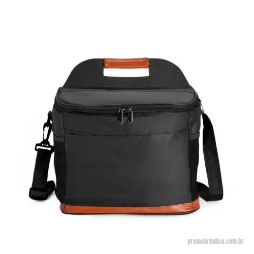 Bolsa térmica personalizada - Bolsa térmica confeccionada em Oxford impermeável, com detalhes em couro sintético, fechamento em zíper e capacidade de até 11 litros. Possui revestimento interno em PEVA, que proporciona a conservação de temperatura de alimentos e bebidas por mais tempo. Conta com bolso frontal aberto, dois laterais em tela de nylon com elástico, alça de mão, alça transversal ajustável e abridor de garrafas em inox fixado em uma das laterais.  Altura :  22 cm  Largura :  28 cm  Profundidade :  19 cm