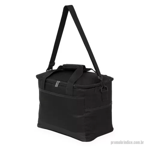 Bolsa térmica personalizada - Bolsa térmica confeccionada em Oxford 600D impermeável com camada interna acolchoada, fechamento em zíper e capacidade máxima de 25 litros. Possui revestimento térmico em PEVA antivazamento, além de duas alças fixas em nylon com suporte de juntura e três bolsos externos, incluindo dois em malha. Acompanha alça transversal ajustável.  Altura :  28 cm  Largura :  35 cm  Profundidade :  23 cm  Comprimento :  Alça fixa 54 cm