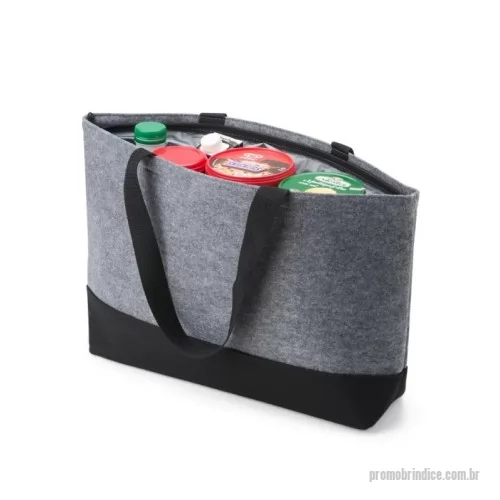 Bolsa térmica personalizada - Bolsa Térmica 17L em Feltro Personalizada – Fabricação Própria  A Bolsa Térmica 17L Personalizada em Feltro é uma excelente opção para quem busca um brinde funcional, moderno e sustentável. Com design diferenciado e acabamento de qualidade, ela é ideal para transportar alimentos e bebidas mantendo a temperatura por mais tempo, sendo perfeita para uso diário.  Confeccionada em feltro resistente, a bolsa possui revestimento interno térmico em PEVA atóxico, que é antivazamento e fácil de limpar, garantindo mais segurança e praticidade no uso. Suas alças de mão reforçadas facilitam o transporte, tornando o produto ainda mais funcional para o dia a dia.  A EV Brindes, com fábrica própria, desenvolve bolsas térmicas personalizadas em diversos materiais, tamanhos e cores, permitindo total personalização de acordo com a identidade visual da sua marca.  Características  ? Fabricação própria EV Brindes ? Material externo em feltro resistente ? Revestimento interno térmico em PEVA atóxico ? Siste