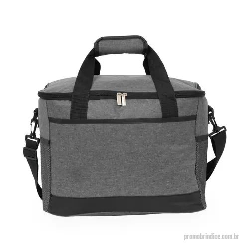 Bolsa térmica personalizada - Bolsa térmica confeccionada em Oxford 600D impermeável com camada interna acolchoada, fechamento em zíper e capacidade máxima de 25 litros. Possui revestimento térmico em PEVA antivazamento, além de duas alças fixas em nylon com suporte de juntura e três bolsos externos, incluindo dois em malha. Acompanha alça transversal ajustável. Verificar cores disponíveis. Acesse royalgift.com.br