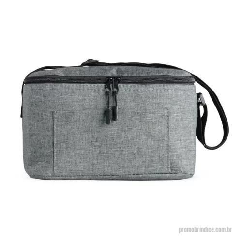 Bolsa térmica personalizada - Bolsa térmica 10 litros de poliéster. Contém bolso frontal com zíper e alça transversal regulável em nylon. Verificar cores disponíveis. Acesse royalgift.com.br