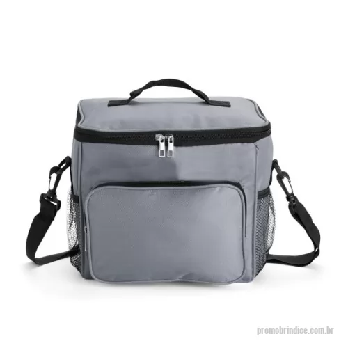 Bolsa térmica personalizada - Bolsa térmica em Oxford resistente à água e com capacidade de até 11 litros. Seu revestimento interno em alumínio permite a conservação de temperatura de alimentos e bebidas por mais tempo. Possui também um bolso frontal e mais um par de bolsos laterais em tela de nylon, além de uma alça fixa na tampa e outra transversal. Verificar cores disponíveis. Acesse royalgift.com.br