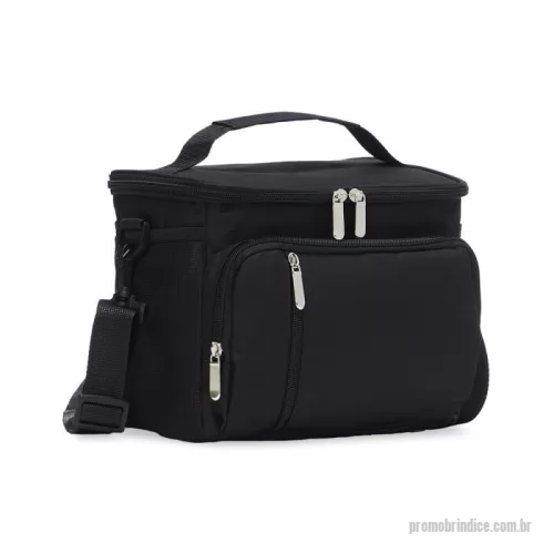 Bolsa térmica personalizada - Bolsa térmica de poliéster com três compartimentos, capacidade de 9 litros. A bolsa possui revestimento térmico em PEVA atóxico com costura soldada (não vaza), alça de mão, bolsos laterais telados e acompanha alça transversal. Verificar cores disponíveis. Acesse royalgift.com.br