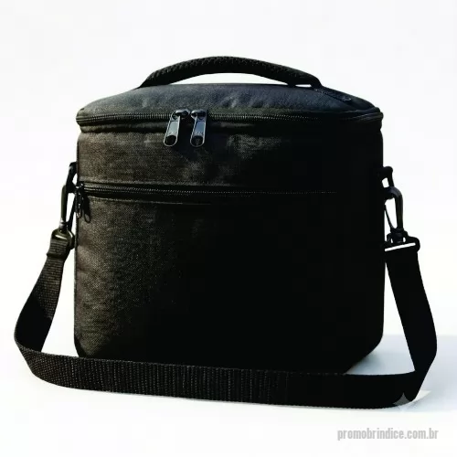 Bolsa térmica personalizada - Bolsa Cooler portátil para refeições saudáveis diárias, com alça ergonômica, bolso frontal separado e forro interno impermeável. Limpeza rápida e performance térmica: até 6 h quente e até 10 h gelado. Perfeita para levar marmita fitness ou lanche ao trabalho, academia e passeios. A Bolsa Térmica MBZA 7 L é a escolha ideal para quem busca praticidade, estilo e desempenho.