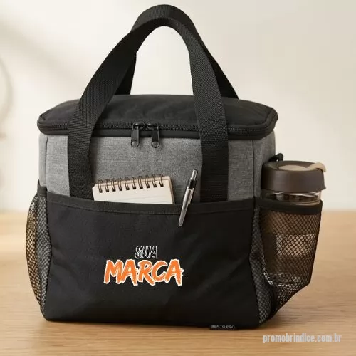 Bolsa térmica personalizada - A Bolsa Cooler Marmiteira Caixa Grande Gelo Lancheira MBZA é a escolha ideal para quem busca praticidade e eficiência em suas atividades ao ar livre. Com capacidade para até 15 latas e 8 garrafas, este modelo de 11 litros é perfeito para piqueniques, passeios de fim de semana ou até mesmo para o dia a dia no trabalho.  Fabricada em poliéster resistente, a bolsa possui um design funcional que inclui alças confortáveis e porta-copos, facilitando o transporte e o acesso às suas bebidas. Suas dimensões de 26 cm de comprimento, 18 cm de largura e 25 cm de altura garantem um espaço otimizado, enquanto o peso leve de 0,37 kg torna-a fácil de carregar.  Além disso, a Bolsa Cooler é dobrável, permitindo que você a guarde com facilidade quando não estiver em uso. Com bolsos adicionais, você pode organizar seus itens pessoais, tornando-a uma opção versátil e prática para qualquer ocasião.
