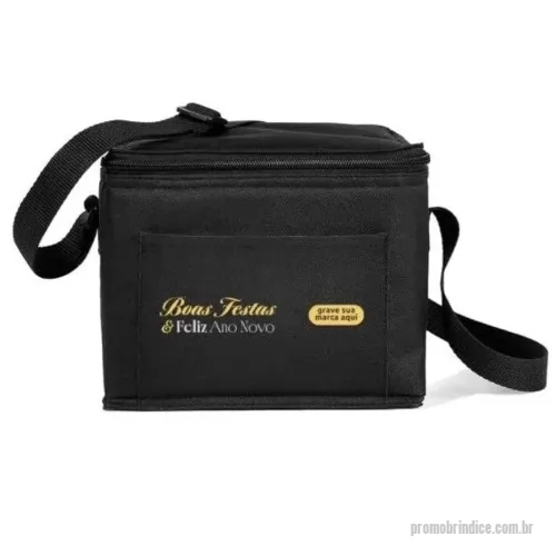 Bolsa térmica personalizada - Praticidade no cotidiano também é forma de reconhecimento. A Bolsa Térmica para Colaboradores oferece funcionalidade e conforto, garantindo que refeições ou bebidas fiquem conservadas por mais tempo — até 10 horas para alimentos frios e 3 horas para quentes. Possui alça ajustável, bolso frontal e fechamento em zíper. O design é discreto e versátil, ideal para acompanhar o colaborador em deslocamentos diários, eventos e até momentos de lazer. Um brinde corporativo que valoriza quem recebe e reforça o cuidado da sua marca em cada detalhe.