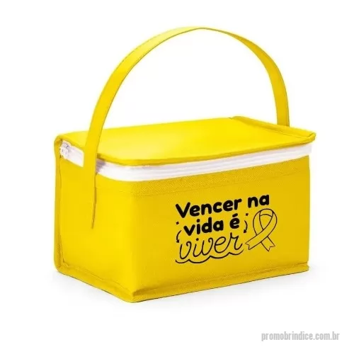 Bolsa térmica personalizada - Sua marca sempre presente, mesmo na hora do almoço. A bolsa térmica personalizada Izmir é mais do que um brinde: é uma ferramenta poderosa para fortalecer o relacionamento com seus colaboradores e clientes. Com design moderno e capacidade para até 3L, ela é perfeita para manter alimentos e bebidas na temperatura ideal. Produzida com material de alta qualidade e certificação EU Food Grade, garantindo segurança e durabilidade. Personalize com sua logo e mensagem e veja sua marca ganhar vida a cada uso!