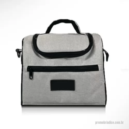 Bolsa térmica personalizada - Bolsa termica, produzida em material nylon meslca, forrada e almofadas com proteção termica, possui fechamento em zíper, bolso frontal com fechamento em zíper, alça de mão almofada, e alça de ombro transversal.  Medidas aproximadas 25,0 largura x 20,0 altura x 20,0 profundidade.