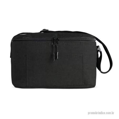 Bolsa térmica personalizada - Bolsa térmica 10 litros de poliéster. Contém bolso frontal com zíper e alça transversal regulável em nylon (não removível).  Altura :  15 cm  Largura :  26 cm  Profundidade :  17 cm  Medidas aproximadas para gravação (CxL):  9,5 cm x 17 cm  Peso aproximado (g):  152