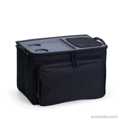 Bolsa térmica personalizada - Bolsa térmica dobrável confeccionada em poliéster com capacidade de até 36 litros. Possui revestimento térmico em PEVA atóxico, tampa rígida de plástico PE com espaço para copos ou latas e abertura com fechamento em velcro. Conta ainda com compartimento frontal, duas alças de mão em nylon e acompanha alça transversal ajustável com apoio para o ombro.  Altura :  28 cm  Largura :  40 cm  Profundidade :  25 cm  Medidas aproximadas para gravação (CxL):  17,5 cm x 34 cm  Tamanho total aproximado  (CxL):  Alça: 87,4 cm  Peso aproximado (g):  1199