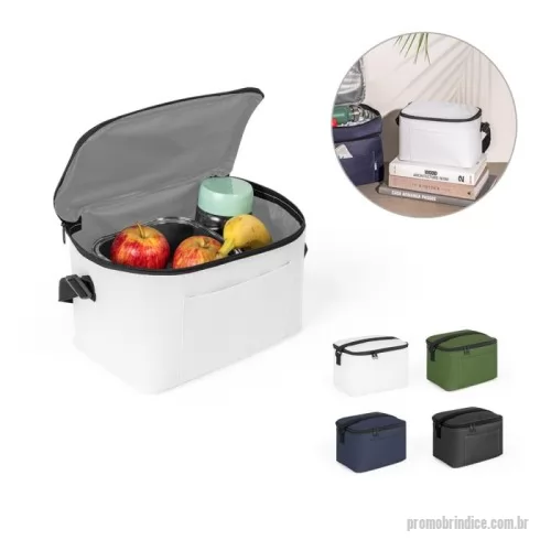 Bolsa térmica personalizada - Bolsa térmica em poliéster reciclado 600D, com alça em webbing ajustável. Composta por um compartimento principal espaçoso e um bolso frontal. O interior forrado em PEVA garante um bom isolamento térmico permitindo a conservação do frio por mais tempo. Capacidade 7 L. 240 x 165 x 160 mm