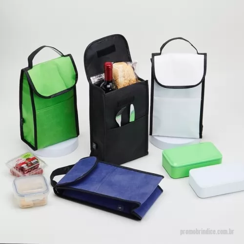 Bolsa térmica personalizada - : Bolsa térmica compacta feita em rPET, material reciclável e resistente à água. Com capacidade para até 4 litros, conta com revestimento interno em manta de alumínio, além de bolso frontal, fechamento do compartimento principal em velcro e alça de mão costurada na parte superior.