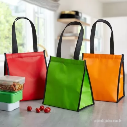 Bolsa térmica personalizada - Bolsa térmica feita em TNT impermeável com detalhes e alças costuradas em nylon e capacidade máxima de 7 litros. Possui revestimento interno em manta de alumínio, que mantém a temperatura de alimentos e bebidas por mais tempo