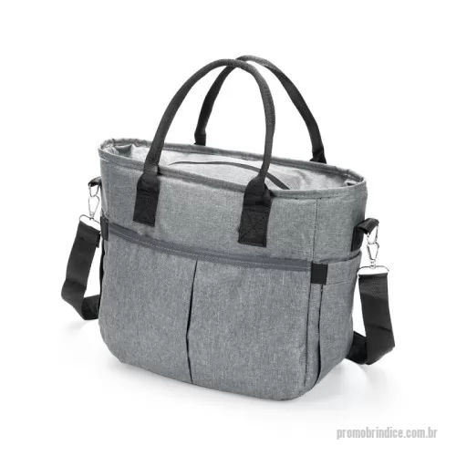 Bolsa térmica personalizada - Bolsa térmica com capacidade máxima de 11 litros. Confeccionada em tecido Oxford Catiônico 300D resistente à água, apresenta revestimento térmico em PEVA com costura soldada antivazamento. Conta ainda com quatro bolsos externos, incluindo bolso com fechamento em zíper, um bolso aberto na parte oposta e dois laterais com elástico, além de um par de argolas para encaixe de alça transversal. Dispõe de duas alças de mão, fechamento do compartimento térmico por zíper e acompanha alça transversal ajustável com fivela e mosquetões metálicos. Gravação da logomarca em 1 cor já inclusa.