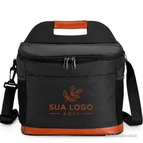Bolsa térmica personalizada - Bolsa térmica confeccionada em Oxford impermeável, com detalhes em couro sintético, fechamento em zíper e capacidade de até 11 litros. Possui revestimento interno em PEVA, que proporciona a conservação de temperatura de alimentos e bebidas por mais tempo. Conta com bolso frontal aberto, dois laterais em tela de nylon com elástico, alça de mão, alça transversal ajustável e abridor de garrafas em inox fixado em uma das laterais.  Altura :  22 cm  Largura :  28 cm  Profundidade :  19 cm