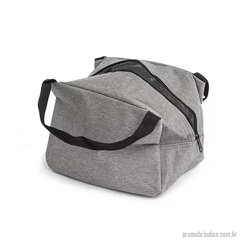 Bolsa térmica personalizada - bolsa térmica com capacidade máxima de 7 litros. Confeccionada em tecido Oxford Catiônico 300D resistente à água, apresenta revestimento térmico em PEVA com costura soldada antivazamento. Conta ainda com quatro bolsos externos, incluindo bolso com fechamento em zíper, um bolso aberto na parte oposta e dois laterais com elástico, além de um par de argolas para encaixe de alça transversal. Dispõe de duas alças de mão, fechamento do compartimento térmico por zíper e acompanha alça transversal ajustável com fivela e mosquetões metálicos.