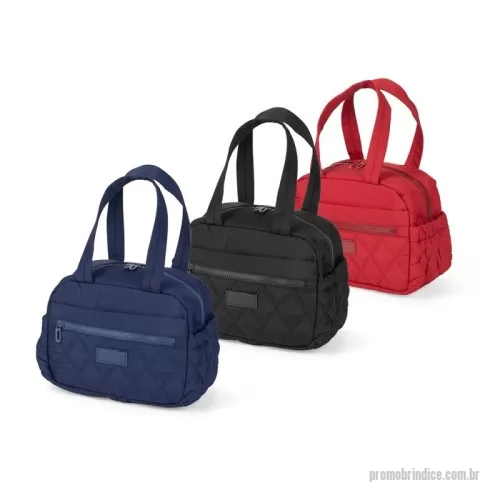 Bolsa térmica personalizada - Bolsa térmica com capacidade máxima de 7 litros e fechamento em zíper. Confeccionada em poliéster impermeável, apresenta revestimento térmico em PEVA e estrutura interior acolchoada. Conta ainda com dois compartimentos frontais externos, sendo um com fechamento em zíper e outro em velcro, além de dois bolsos abertos com elástico, duas alças de mão e uma plaquinha personalizável em couro sintético. Gravação da logomarca em 1 cor já incluso.