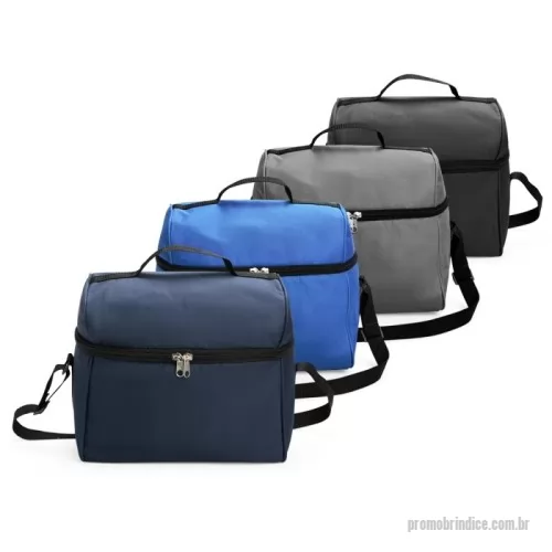 Bolsa térmica personalizada - Bolsa térmica em poliéster resistente à água com fechamento em zíper e capacidade de até 14 litros. Possui revestimento interno em PVC laminado prata verniz, o que ajuda a conservar a temperatura de alimentos e bebidas por mais tempo. Conta também com duas alças para mãos e uma transversal ajustável.