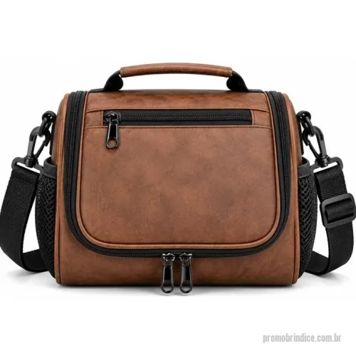 Bolsa térmica personalizada - Bolsa térmica premium personalizada, ideal para brindes corporativos, kits empresariais, eventos e ações promocionais. Possui capacidade aproximada de 7 litros, dois compartimentos, revestimento térmico interno em PEVA atóxico, alça de mão, alça lateral ajustável e acabamento externo em material sintético.  Personalize com a sua marca e transforme a bolsa em um brinde útil, elegante e de alta percepção de valor.  Produção a partir de 50 unidades, com opções de personalização e desenvolvimento para projetos corporativos. Consulte valores para maiores quantidades.