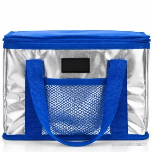 Bolsa térmica personalizada - Bolsa térmica metalizada personalizada, ideal para brindes corporativos, eventos, campanhas promocionais, viagens, ações de marketing e kits empresariais.  Possui capacidade aproximada de 11 litros, estrutura leve e funcional, revestimento térmico interno, fechamento em zíper, alças para transporte e bolso frontal em tela.  O acabamento metalizado proporciona um visual moderno e diferenciado, enquanto a tag frontal ampliada permite maior destaque para a personalização da marca.  Disponível em diferentes combinações de cores, como azul, preto, verde e laranja.  Medidas aproximadas: 28 cm de largura × 17 cm de altura × 12 cm de profundidade.  Uma opção moderna, prática e de forte apelo visual para campanhas promocionais e ações corporativas.  Personalize com a sua marca.