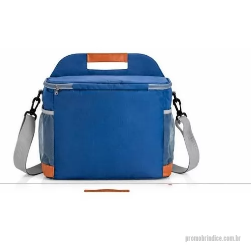 Bolsa térmica personalizada - Bolsa térmica personalizada confeccionada em Oxford impermeável, com design moderno e excelente espaço para personalização.  Possui capacidade aproximada de 11 litros, revestimento térmico interno em PEVA, fechamento em zíper, bolso frontal, bolsos laterais em tela, alça de mão e alça transversal ajustável.  Ideal para brindes corporativos, kits empresariais, eventos, viagens e ações promocionais.  Medidas aproximadas: 28 cm de largura × 22 cm de altura × 19 cm de profundidade.  Área aproximada para personalização: 14 × 26 cm.  Disponível em diversas opções de cores.  Personalize com a sua marca.