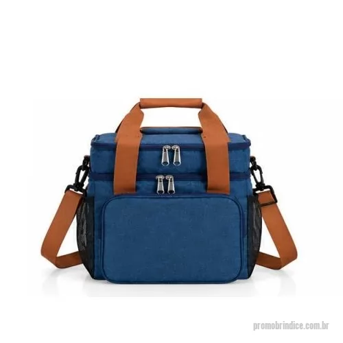 Bolsa térmica personalizada - Bolsa térmica dupla personalizada com dois compartimentos térmicos independentes, ideal para quem busca maior organização, capacidade e praticidade.  Confeccionada em poliéster 300D resistente à água, possui capacidade total aproximada de 15 litros, distribuída entre compartimento principal de aproximadamente 11 litros e compartimento adicional de aproximadamente 3 litros.  Conta ainda com bolso frontal, bolsos laterais em tela, alças de mão e alça transversal regulável e removível.  Ideal para brindes corporativos premium, kits empresariais, viagens, eventos, ações promocionais e uso diário.  Medidas aproximadas: 25 cm de largura × 26 cm de altura × 19 cm de profundidade.  Área aproximada para personalização: 15 × 20 cm.  Disponível em diferentes opções de cores.  Personalize com a sua marca.