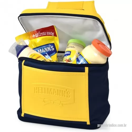 Bolsa térmica personalizada -  de Mão Acoplada M-271 Bolsa térmica grande que consegue armazenar alimentos frescos e manter bebidas geladas durante viagens, passeios, churrascos, entre outros momentos de lazer. O mais interessante em presentear com este brinde é justamente trazer sua marca do meio corporativo até os momentos de descontração de seus parceiros ou colaboradores. Um brinde promocional versátil e criativo!  Além da funcionalidade, o design é muito valorizado por nossa empresa: as cores, estampas e a aplicação da logomarca da sua empresa serão estrategicamente e esteticamente combinadas entre si.
