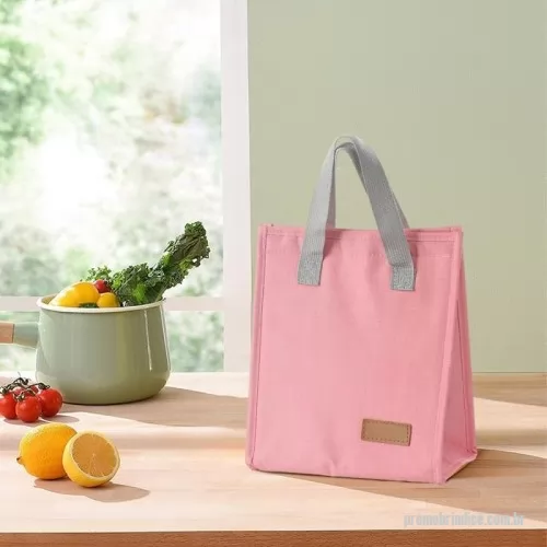 Bolsa térmica personalizada - BOLSA TÉRMICA OXFORD COM CAPACIDADE DE 5 LITROS COM FECHAMENTO EM VELCRO. CONTÉM ALÇAS DE MÃOS E PLAQUINHA PERSONALIZÁVEL FIXA.