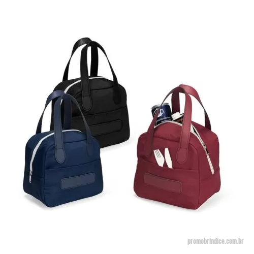 Bolsa térmica personalizada - Bolsa térmica com capacidade máxima de 6 litros e fechamento em zíper. Confeccionada em poliéster, apresenta revestimento térmico em folha de alumínio e um bolso frontal aberto. Possui duas alças de mão e uma placa personalizável costurados em poliuretano (PU).  Altura :  20,5 cm  Largura :  22,5 cm  Profundidade :  14 cm  Comprimento :  Alças 47 cm
