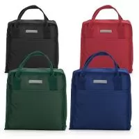 Bolsa térmica 7 litros em nylon com dois bolsos externos nas laterais, alça para mãos e revestimento interno térmico. Acompanha plaquinha para personalização avulsa.