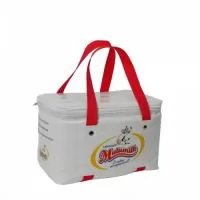Bolsa Térmica 12 Litros. Medidas: 335x195x192mm. Confeccionada em PVC 020mm. Acabamento em solda eletrônica. Impressão em silk-screen.
