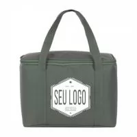 Bolsa Térmica Personalizada – Fabricação Própria  A Bolsa Térmica Personalizada é um dos brindes promocionais mais úteis e valorizados pelo público, ideal para transportar alimentos, bebidas, medicamentos e produtos que necessitam de conservação térmica durante o dia a dia. Produzida pela EV Brindes, com fabricação própria, pode ser confeccionada em diversos modelos, tamanhos, materiais e cores, atendendo às necessidades específicas de cada projeto.  Desenvolvida com materiais de alta qualidade e excelente acabamento, a bolsa térmica oferece praticidade, durabilidade e eficiência na conservação da temperatura dos produtos. É uma excelente opção para empresas que desejam fortalecer sua marca através de um brinde funcional, de uso frequente e grande visibilidade.  Com personalização completa, sua empresa pode escolher cores, estampas, tecidos, aviamentos e acabamentos, criando um produto exclusivo e totalmente alinhado à identidade visual da marca.  A EV Brindes possui fábrica própria es