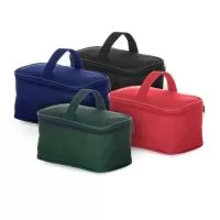 Bolsa térmica 2,6 litros em nylon com alça para mão, parte interna com revestimento térmico e acompanha plaquinha para personalização avulsa.