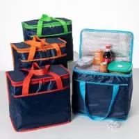 Bolsa Térmica com capacidade máxima de 35 litros! Essa bolsa enorme é feita de Poliéster 420D, possui um revestimento interno térmico aluminizado, bolso frontal externo e alças de mão para facilitar o transporte. Essa bolsa é ideal para levar ao passeio com a família toda! Nela você pode colocar diversos produtos e ainda ter espaço de sobra! Medidas: 325 x 405 x 250 mm