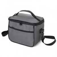  Bolsa térmica 6 litros com bolsos externos e alça de mão em nylon, contém bolso frontal aberto e bolso traseiro com zíper. Acompanha plaquinha metálica e alça transversal regulável com mosquetões para encaixe nas fivelas laterais da bolsa.
