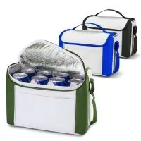 Somos fabricantes! Produzimos essa bolsa térmica em qualquer combinação de cores. Fabricada em nylon 600 e espuma térmica metalizada internamente, mantém a temperatura de seus alimentos por muito mais tempo. Possui alça de mão e de ombro e bolso frontal. Medidas 27x20x16. Gravação do logotipo em serigrafia, bordado ou sublimação. Destaque sua marca aqui!!! 