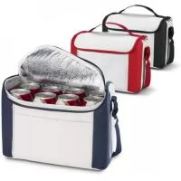 Bolsa Térmica Personalizada 8 Litros em 600D  A Bolsa Térmica Personalizada 8 Litros em tecido 600D é a combinação perfeita entre praticidade, resistência e design moderno. Desenvolvida para conservar a temperatura de alimentos e bebidas por mais tempo, é ideal para o dia a dia, viagens, passeios, trabalho, academia e ações promocionais.  Fabricada em poliéster 600D de alta qualidade, oferece excelente durabilidade e acabamento profissional. Possui bolso frontal para armazenamento de pequenos objetos e alça ajustável em webbing, proporcionando maior conforto e praticidade no transporte.  Com capacidade para até 8 litros e certificação EU Food Grade, garante segurança no contato com alimentos, tornando-se uma excelente opção para brindes corporativos, campanhas promocionais e eventos empresariais.  Características  ? Confeccionada em tecido 600D resistente ? Capacidade para até 8 litros ? Revestimento térmico interno ? Bolso frontal para acessórios ? Alça ajustável em webbing ? Leve, pr