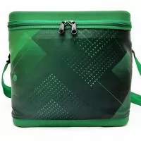 PRO140 - BOLSA TERMICA PORTA COPOS 17 LITROS * Fabricada em Nylon 70 pvc ou Poliester 600 resinado.  * Tampa e Fundo em E.V.A revestida em Helanca.  * Alça de ombro 40 mm  * Bolso Interno com ziper  * Isolante Térmico isomanta  * Revestida com Bagun espelhado 0,30  * Fechado em Solda eletrônica 100% impermeável  * Tamanho 30 x 22 x 30 (17 Lts Aproximado)  * Capacidade 12 garrafas Long neck ou 18 latas de 350 ml  * Gravação Sugerida - Serigrafia ou Sublimação