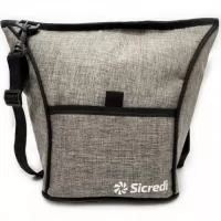 SACOLA TERMICA PRATICA 10 LITROS - * Confeccionada com Nylon 600 ou Oxford plastificado  * Revestimento térmico em isomanta.  * Forro interno de Bagun Espelhado 0,30.  * Alça longa de 25 mm.  * Fechamento em zíper 06, com 1 cursor.  * Tamanho 37 x 30 x 20 cm (10 Lts Aproximados)  * Bolso Frontal  * Gravação Sugerida - Serigrafia ou Bordado  * Pedido mínimo: 30 unidades.
