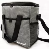 BOLSA TÉRMICA 18 LITROS ALTA - * Confeccionada com Nylon 600 ou Oxford plastificado * Revestimento térmico em isomanta. * Forro interno de Bagun Espelhado 0,30 soldado * Alça de mão e longa de 40 mm de largura * Fechamento em zíper 08, com 2 cursor. * Tamanho 35 x 31 x 17 cm (18 Lts Aproximados) * Bolso Frontal e lateral * Gravação Sugerida - Serigrafia ou Bordado * Pedido mínimo: 30 unidades.