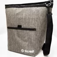SACOLA TERMICA 10 LITROS - * Confeccionada com Nylon 600 ou Oxford plastificado * Revestimento térmico em isomanta. * Forro interno de Bagun Espelhado 0,30. * Alça longa de 25 mm. * Fechamento em zíper 06, com 1 cursor. * Tamanho 37 x 30 x 20 cm (10 Lts Aproximados) * Gravação Sugerida - Serigrafia ou Bordado * Pedido mínimo: 30 unidades.
