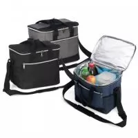 Contém bolso frontal com zíper, bolsos laterais telados, alça de mão em nylon e alça transversal regulável (não removível) com apoio para ombro. 