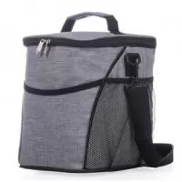 Somos fabricantes! Bolsa térmica produzida em nylon linho, possui espuma térmica metalizada internamente, bolso frontal, alça de mão e de ombro. Gravação do logotipo em serigrafia ou bordado. Medidas (AxLxP) 26x24x22 - Capacidade 12 litros