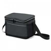 Bolsa térmica de nylon 10 litros com dois compartimentos, sendo o principal com revestimento térmico e bolso telado para utensílios. Possui bolsos laterais em malha e alça transversal com apoio para ombro.