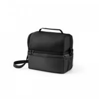Bolsa Térmica em 300D e 840D Jacquard com interior impermeável em PEVA para facilitar a higienização. Contém 2 compartimentos principais, 1 bolso frontal com fecho e 1 bolso lateral em rede. Possui um bolso com fecho principal duplo, alça em webbing ajustável e pega de mão almofadada. A bolsa térmica tem capacidade até 7 L. 270 x 240 x 150 mm