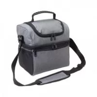 Bolsa térmica dupla de nylon com três compartimentos, capacidade de 16 litros. Contém dois compartimentos térmicos isolados, sendo o principal com costura soldada (não vaza). A bolsa possui alça de mão com pegador plástico, bolsos laterais em malha e acompanha alça transversal.
