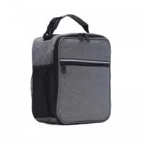 Bolsa térmica de nylon com dois compartimentos, capacidade de 6 litros. Com bolso telado e tela média de proteção interna, a bolsa possui uma faixa frontal refletiva, bolso lateral telado e alça de mão com fivela